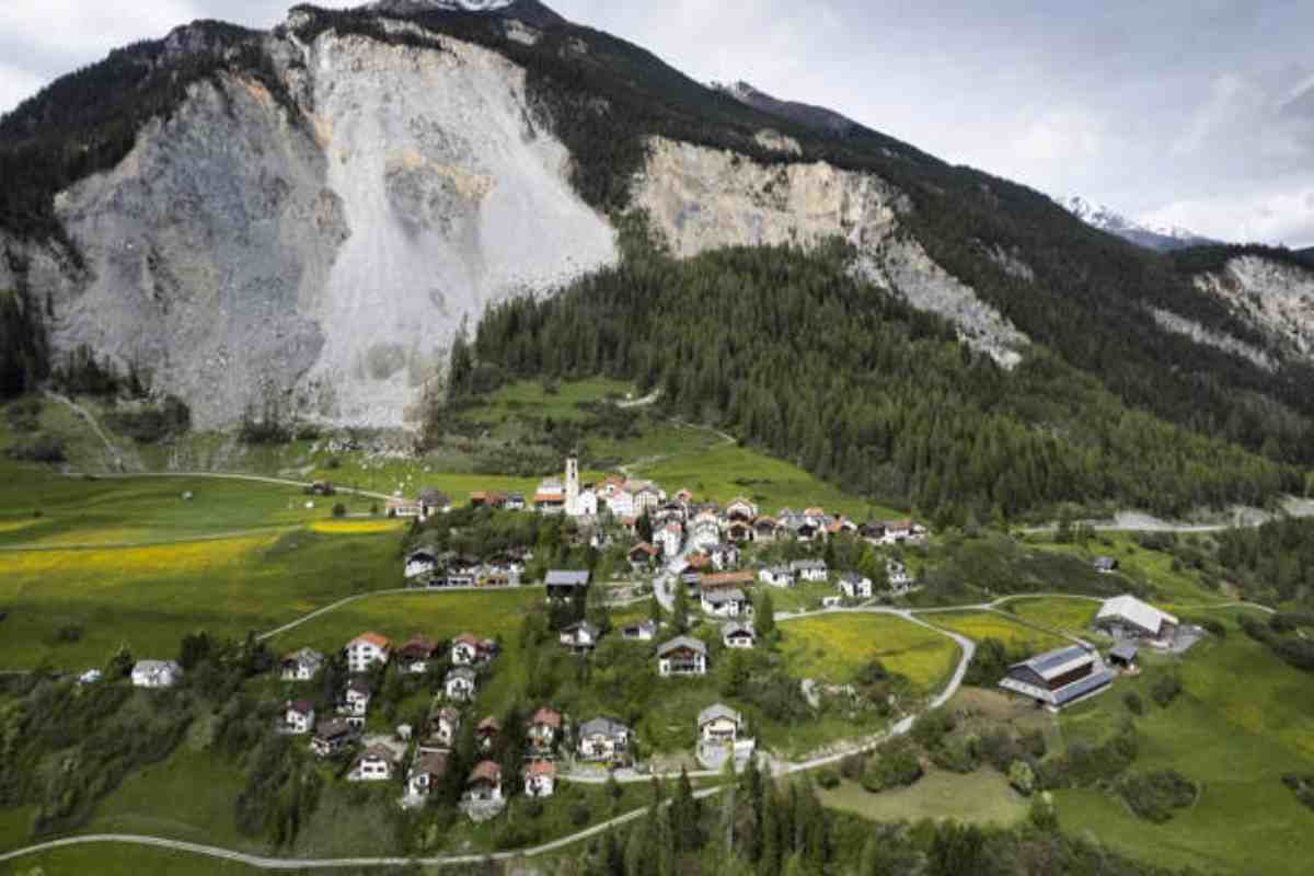 Il villaggio svizzero evacuato per l'allarme frana.