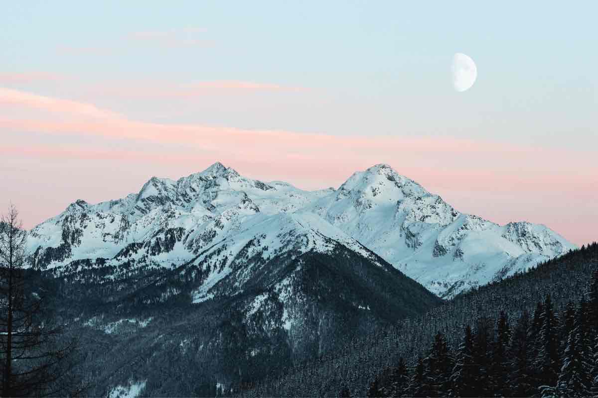 uomo scala montagne