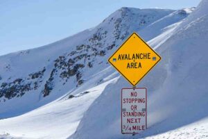 Cartello che avverte del rischio di valanghe in quell'area