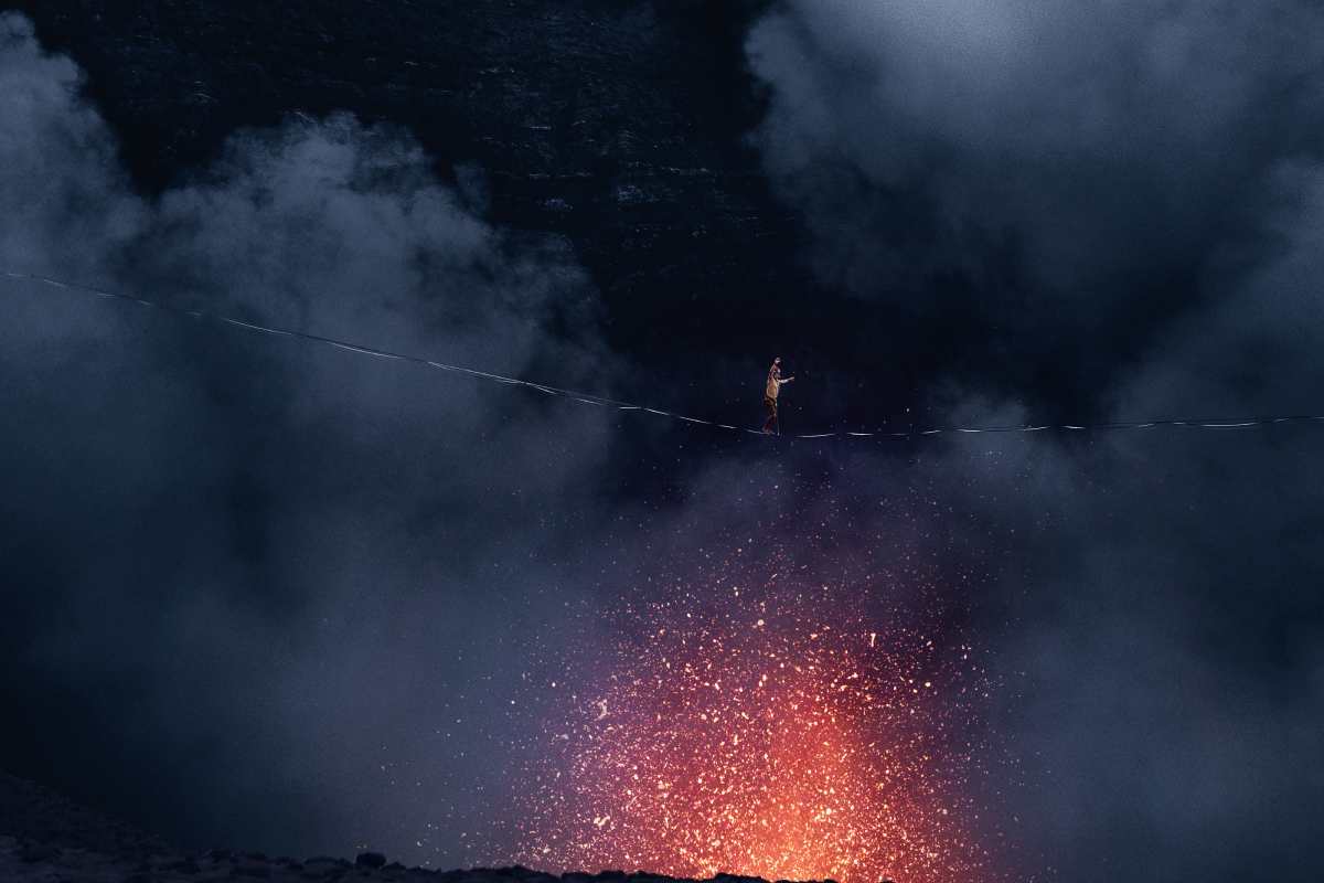 Guinness dei primati: slackline su vulcano attivo