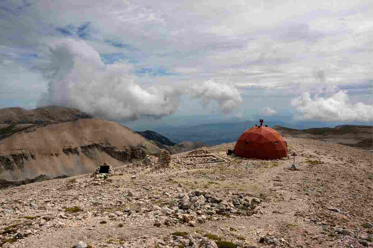 Il bivacco Pelino sul Monte Amaro