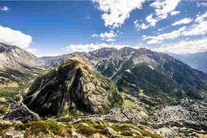 Courmayeur vista montana con cielo con nuvolette