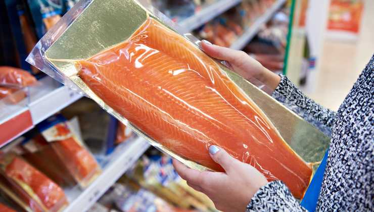 salmone varietà al supermercato non comprarla