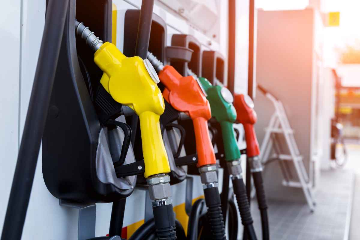 Caro benzina tecnica risparmiare soldi