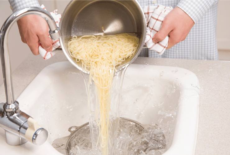 L'acqua di cottura della pasta ti salva il bucato