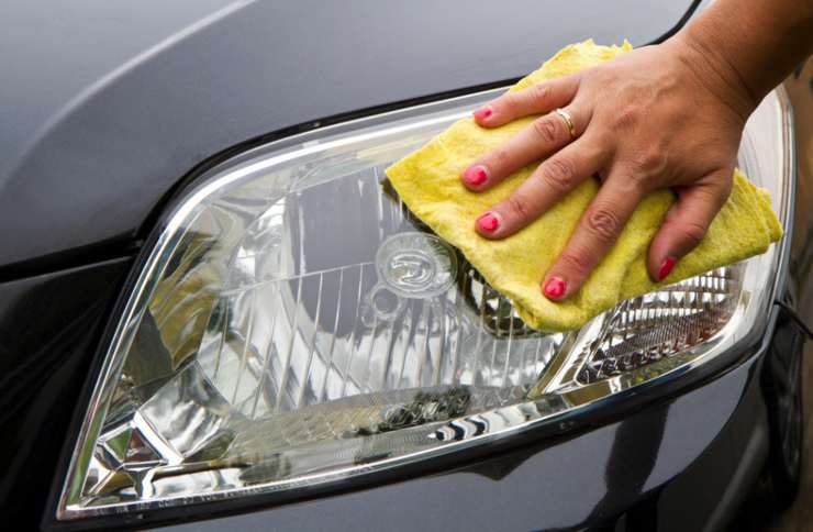 Come pulire i fari dell'auto e farli brillare come nuovi