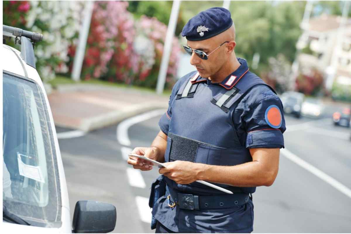 Possono chiedere il cellulare al posto di blocco