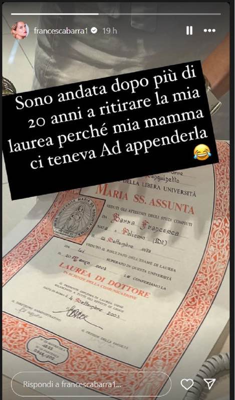 Francesca Barra recupera la pergamena di laurea