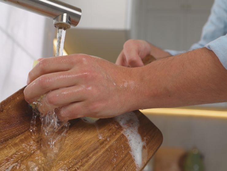 Metodo per pulire i taglieri di legno