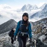 Una donna che indossa una giacca da trekking