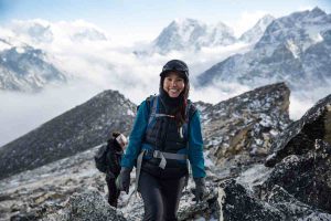 Una donna che indossa una giacca da trekking