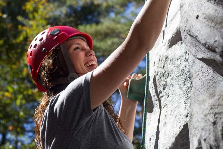 Una ragazza intenta ad arrampicarsi